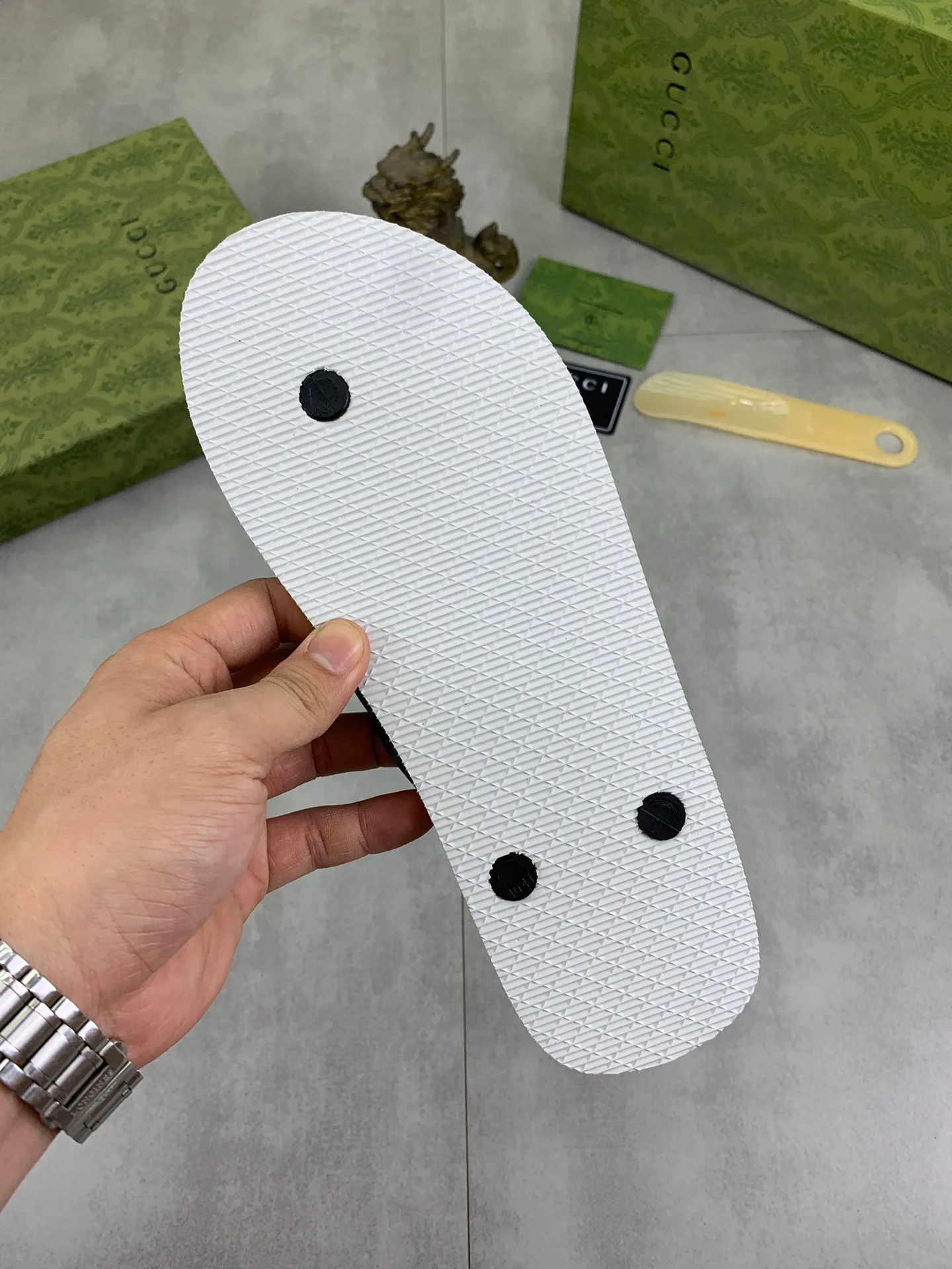 Men's men's shoes 💰P220💰【New style】🆘【GUCCI】Official website's popular Gucci adult couple 🧑‍🤝‍🧑 style, children's flip-flops are on sale at the counter simultaneously! Original fabric imported from Italy. Original bottom provided by the original factory. Size: Adult 36-45. Children’s size: 30-37. Multiple colors available.